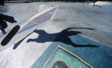 Schatten des Skateboarders auf graffitiüberzogenem Zement, Victoria, Vancouver-Insel, britische Kolumbia, Kanada. — Stockfoto