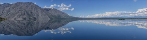 Kanu schwimmt auf spiegelglatter Oberfläche des Kathleen Lake, Kluane Nationalpark, Yukon. — Stockfoto