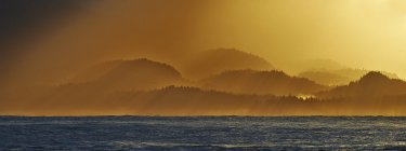 Raios crepusculares sobre o Oceano Pacífico, Passagem Interior, Montanhas Costeiras, Colúmbia Britânica, Canadá — Fotografia de Stock