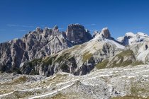 Rocas y paisaje montañoso de la cordillera de los Dolomitas en el noreste de Italia
. — Stock Photo