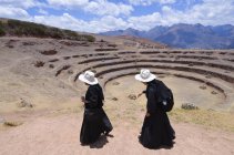 Two local men in traditional dresses at Moray archaeological site in Cuzco, Peru — Stock Photo
