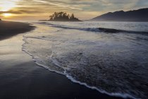Waves washing shoreline of Whaler Islet in Clayoquot Sound, British Columbia Canada. — Stock Photo