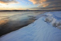 Облака заката над ледяным берегом озера Теслин, Теслин, Юкон
. — стоковое фото