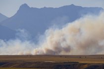Fogo de grama em terras agrícolas do sudoeste de Alberta, Canadá — Fotografia de Stock
