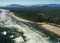 Vista aérea del Parque Nacional Wickaninish Beach of Pacific Rim, Isla Vancouver, Columbia Británica, Canadá . - foto de stock