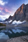Rockwall a Floe Lake che si riflette nello stagno all'alba, Floe Lake, Kootenay National Park, British Columbia, Canada — Foto stock