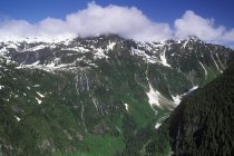 Vue aérienne des chutes Della dans les montagnes du parc provincial Strathcona, Colombie-Britannique, Canada . — Photo de stock