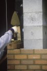 Будівельний майданчик мурівшар рука побудови цегляної стіни, Британська Колумбія, Канада. — стокове фото
