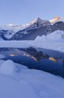 Зимний пейзаж с озером Луиза и заснеженными горами в Национальном парке Банф, Альберта, Канада — стоковое фото