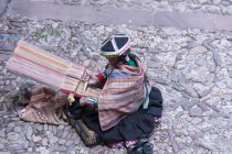Lokale Frau, die traditionelle Webkunst ausübt, cuzco, peru — Stockfoto