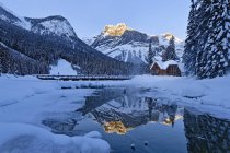 У готельному ресторані Emerald озеро дзеркальне відображення у воді взимку в його Національний парк, Британська Колумбія, Канада — стокове фото