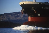 Vista recortada del arco de carguero en movimiento en las Islas del Golfo, Columbia Británica, Canadá . - foto de stock