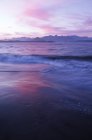 Rive de l'île Whaler au crépuscule, baie Clayoquot, île de Vancouver, Colombie-Britannique, Canada . — Photo de stock