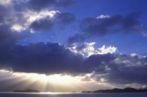 Raios de luz solar de nuvens por dentro Passagem perto do Príncipe Rupert, Colúmbia Britânica, Canadá . — Fotografia de Stock