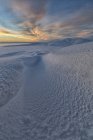 Nuvens de pôr do sol sobre a tundra coberta de neve e encostas de Crow Mountain, Old Crow, Yukon . — Fotografia de Stock