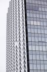 Rangées de fenêtres ouvertes sur la tour de bureaux de Manitoba Hydro à Winnipeg, Manitoba, Canada . — Photo de stock