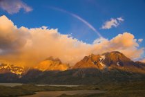Regenbogen und cuernos del paine bei Sonnenaufgang, Nationalpark Torres del paine, Patagonien, Chile — Stockfoto