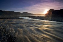 Fiume Tranquille che scorre acqua nel lago Kamloops al tramonto vicino a Kamloops, Thompson Okanagan della Columbia Britannica, Canada — Foto stock