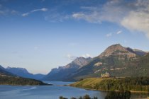 Paisaje de montaña con Prince of Wales Hotel, Waterton Lakes National Park, Alberta, Canadá - foto de stock