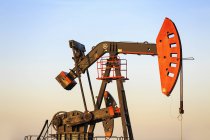 Валет насоса нефтяной скважины на нефтяном месторождении Баккен близ Эстевана, Саскачеван, Канада — стоковое фото