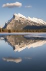Mount rundle reflektiert im zinnoberroten See im Winter im Banff Nationalpark, Alberta, Kanada. — Stockfoto