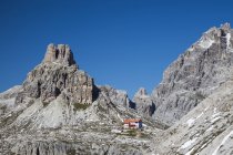 Cabaña de montaña cerca del macizo de montaña Tre Cime di Lavaredo en Dolomitas, Italia . - foto de stock