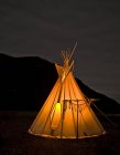 Teepee illuminé la nuit, Colombie-Britannique, Canada — Photo de stock