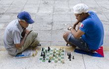 Местные мужчины играют в шахматы на улице, Гавана, Куба — стоковое фото
