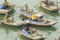 Floatilla de barcos de táxi aguardando passageiros em Cat Ba, Vietnã — Fotografia de Stock