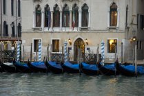 Фасад здания с причалом для лодок на Гранд-канале в Венеции, Италия — стоковое фото