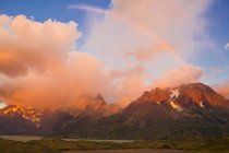 Arcobaleno e Cuernos del Paine all'alba, Parco Nazionale Torres del Paine, Patagonia, Cile — Foto stock