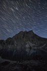 Senderos de estrellas sobre el pico Radalet en las montañas de la costa de Yukón cerca de Carcross, Yukón . - foto de stock