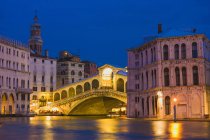 Rialto Bridge and Grand Canal illuminated at night, Venice, Italy — Stock Photo