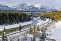 Ferrocarril curva Morant en paisaje con montañas del Parque Nacional Banff, Alberta, Canadá - foto de stock