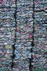 Reciclaje de la colección triturada de latas de aluminio, marco completo - foto de stock