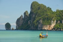 Длиннохвостая лодка на воде в заливе Ло Далам, острова Пхи Пхи, Таиланд — стоковое фото