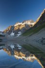 Mount Fay refletindo em Lower Consolation Lake, Banff National Park, Alberta, Canadá — Fotografia de Stock