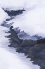 Vista astratta del torrente ghiacciato in primavera in natura — Foto stock