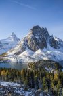 Mount assiniboine und sunburst peak mit cerulean lake, Mount assiniboine provincial park, britisch columbia, canada — Stockfoto