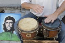 Partie médiane des tambours bongo artiste de rue, Habana Vieja, La Havane, Cuba — Photo de stock