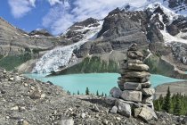 Trailside cairn by Berg Lake and Berg Glacier, Mount Robson Provincial Park, Columbia Británica, Canadá - foto de stock