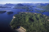 Vista aérea de Tofino y Clayquot Sound, Columbia Británica, Canadá . - foto de stock