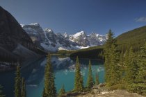 Lago Moraine con reflejo de montaña en Valley of Ten Peaks, Parque Nacional Banff, Alberta, Canadá . - foto de stock