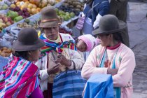 Місцевих жінок у традиційному одязі в ринку сцени в місті Pisac, Перу — стокове фото