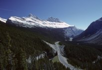 Vue aérienne de la circulation sur la route panoramique de la promenade des Glaciers en Alberta, Canada . — Photo de stock