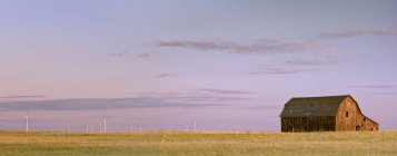 Старий сарай і вітрових турбін біля Trochu, Альберта, Канада — стокове фото