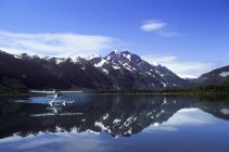 Lago Meziadin con pequeño hidroavión, Columbia Británica, Canadá . - foto de stock