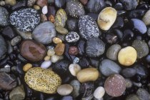 Pequeñas y grandes rocas costeras de mar, marco completo - foto de stock