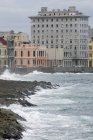 Wellen krachen an Wänden des Malecon in Havanna, Kuba — Stockfoto