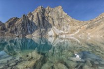 Pico Radalet reflejándose en el agua del estanque en las Montañas de la Costa del Yukón, Yukón . - foto de stock